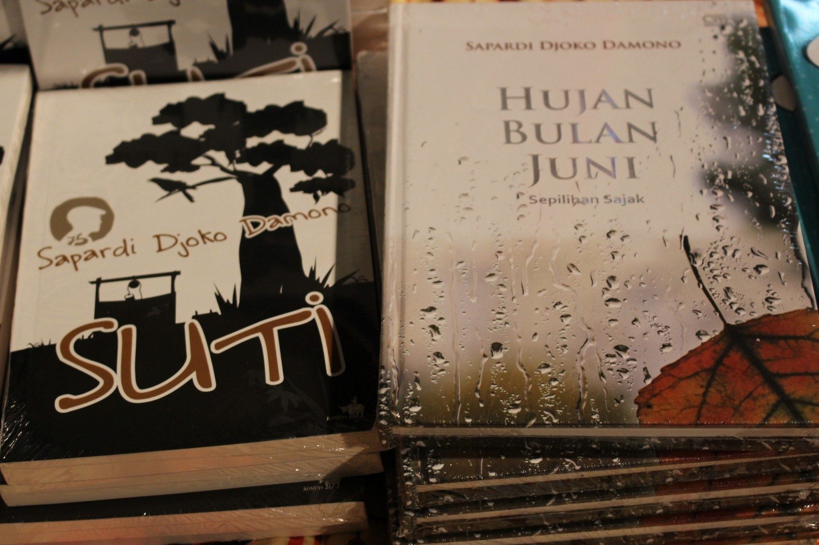 Novel terbaru Sapardi, 'Suti', dipajang di samping buku kumpulan puisi 'Hujan Bulan Juni'. Foto oleh Ari Susanto/Rappler 