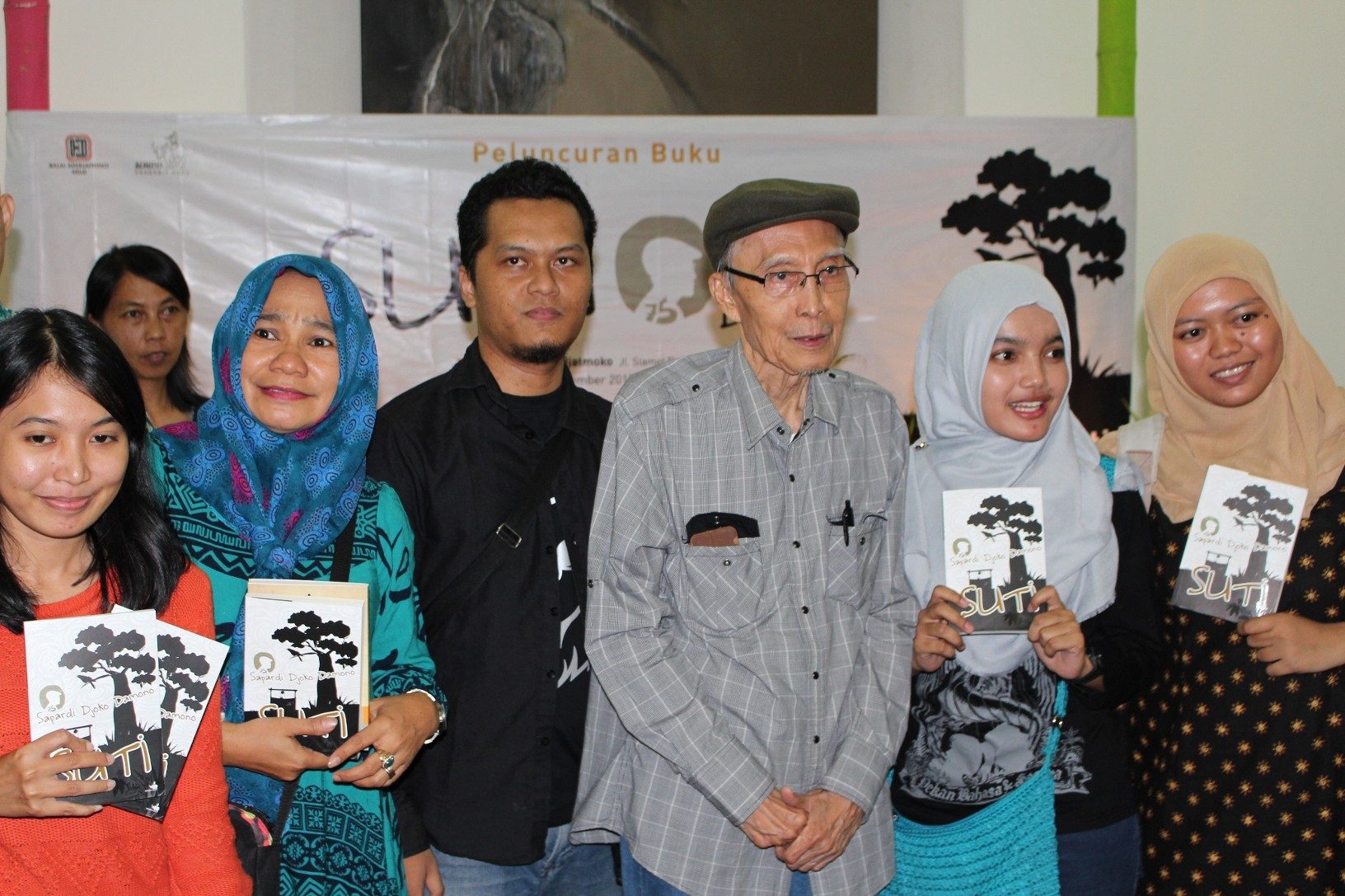Sapardi berfoto bersama pembaca karya-karyanya saat peluncuran novel 'Suti' di Solo, Jawa Tengah, 21 November 2015. Foto oleh Ari Susanto/Rappler 
