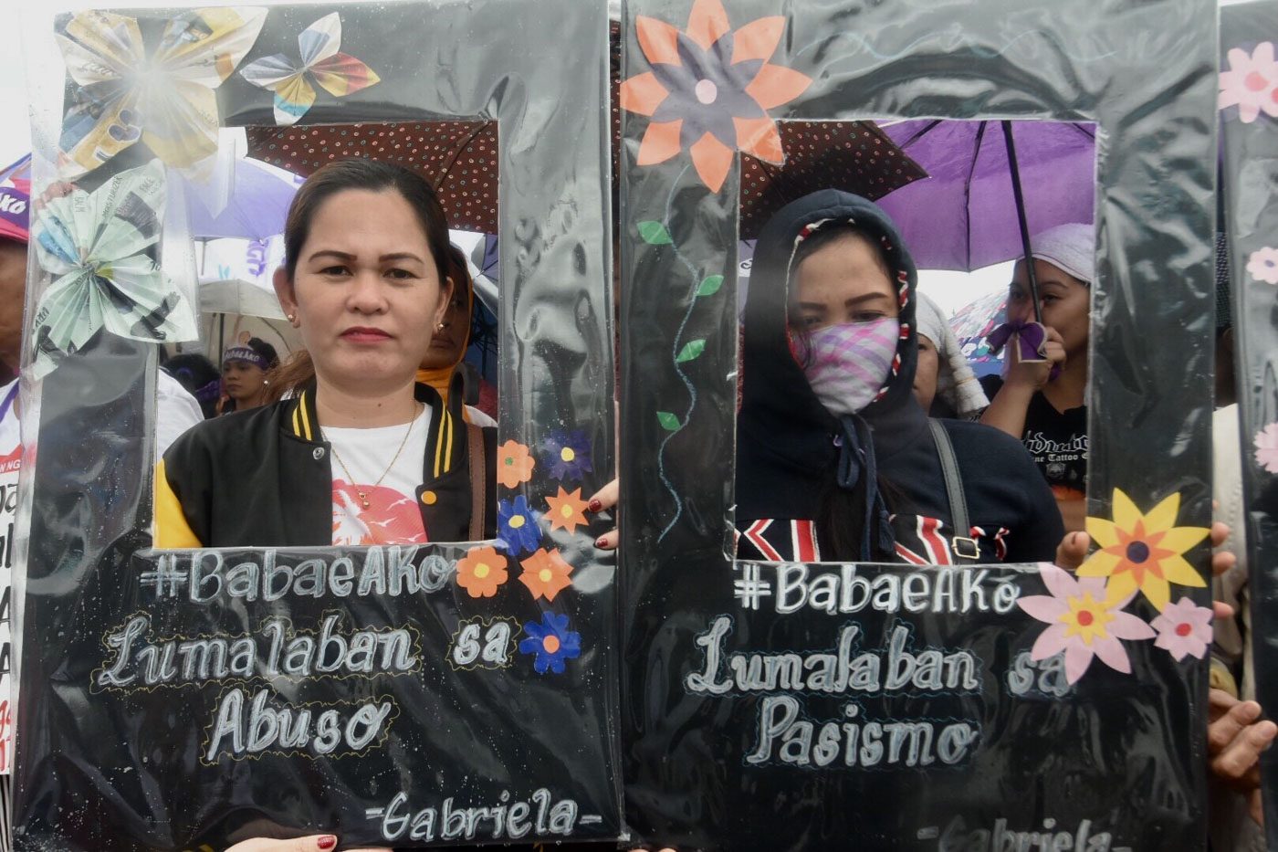 CREATIVE PROTEST. Different from the typical rallies characterized by loud chants, Filipino women use artwork to protest against Duterte's misogyny and sexism. Photo by Angie de Silva/Rappler  
