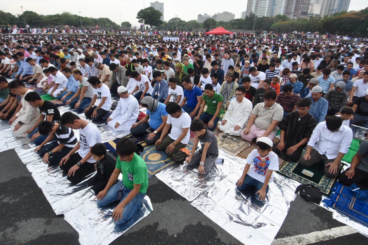 IN PRAYER. Muslims gather at the Quirino Grandstand to mark the end of the holy Islamic month of Ramadan. Photos by Angie de Silva/Rappler 