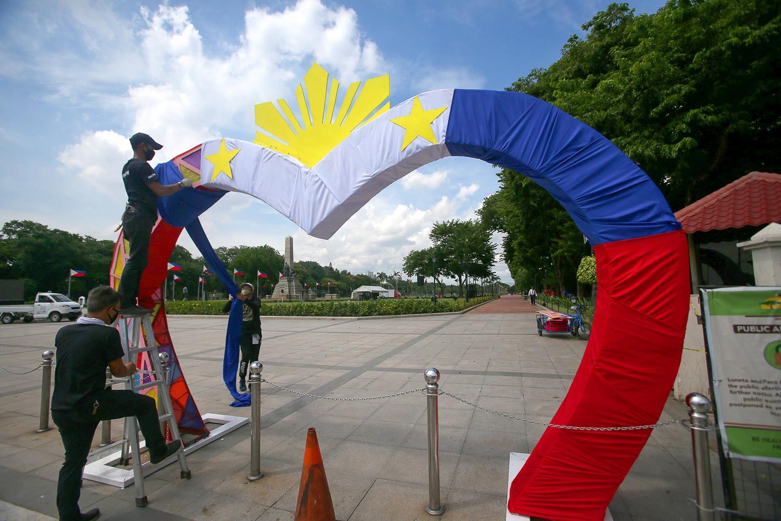 LUNETA. Decorations are installed at the Rizal Park, Manila, on June 11, 2020, for the June 12 wreath-laying ceremony. Photo by Inoue Jaena/Rappler 