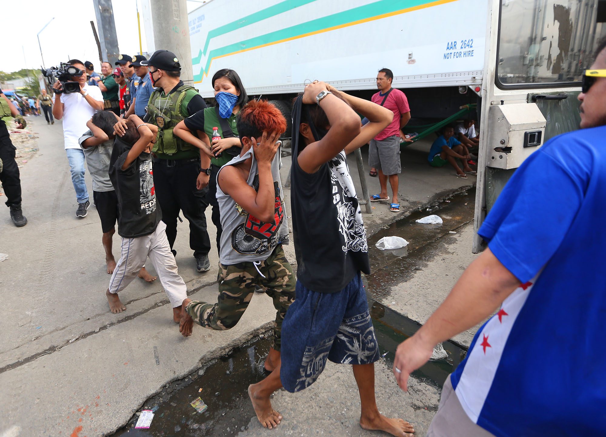 ROUNDUP. Philippine Drug Enforcement Agency agents herd children found in the vicinity of a drug raid at the Navotas Fish Port in Navotas on January 16, 2019. The operation was documented by media. Photo by Inoue Jaena/Rappler 