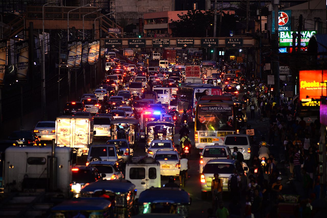 EDSA ‘parking lot’: Commuters endure traffic ahead of ASEAN Summit