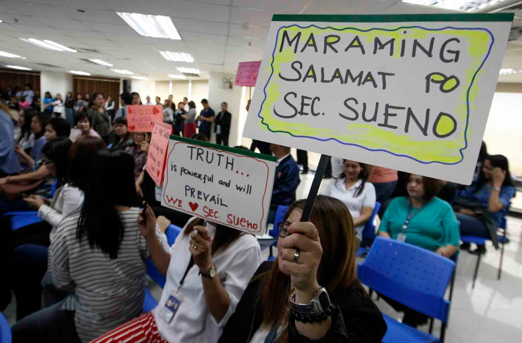 FAREWELL MESSAGES. DILG employees hold up messages of support for their former chief. Photo by Nelson Vera/Rappler 