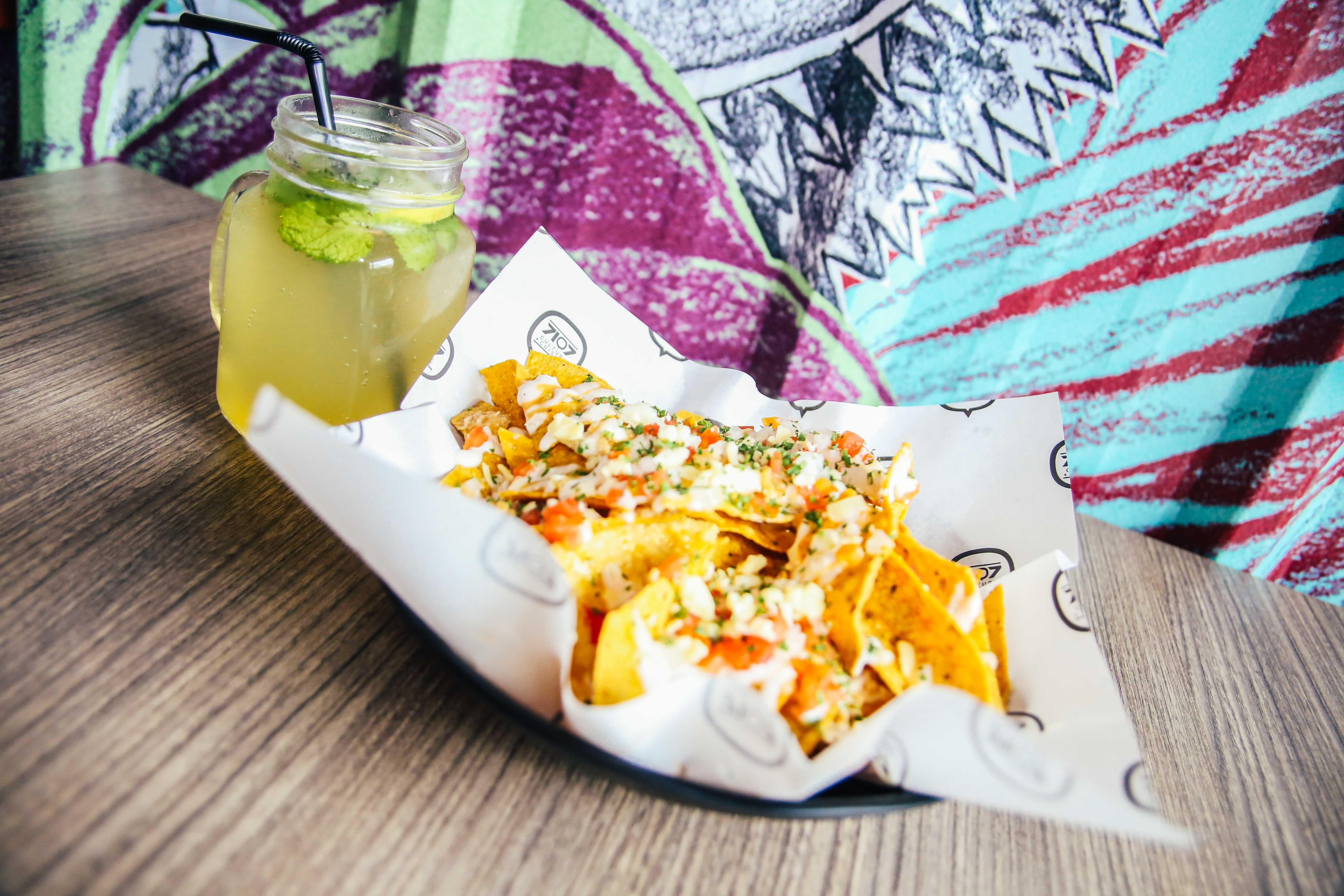 Filipino mojito paired with sisig nachos. Photo by Paolo Abad/Rappler 