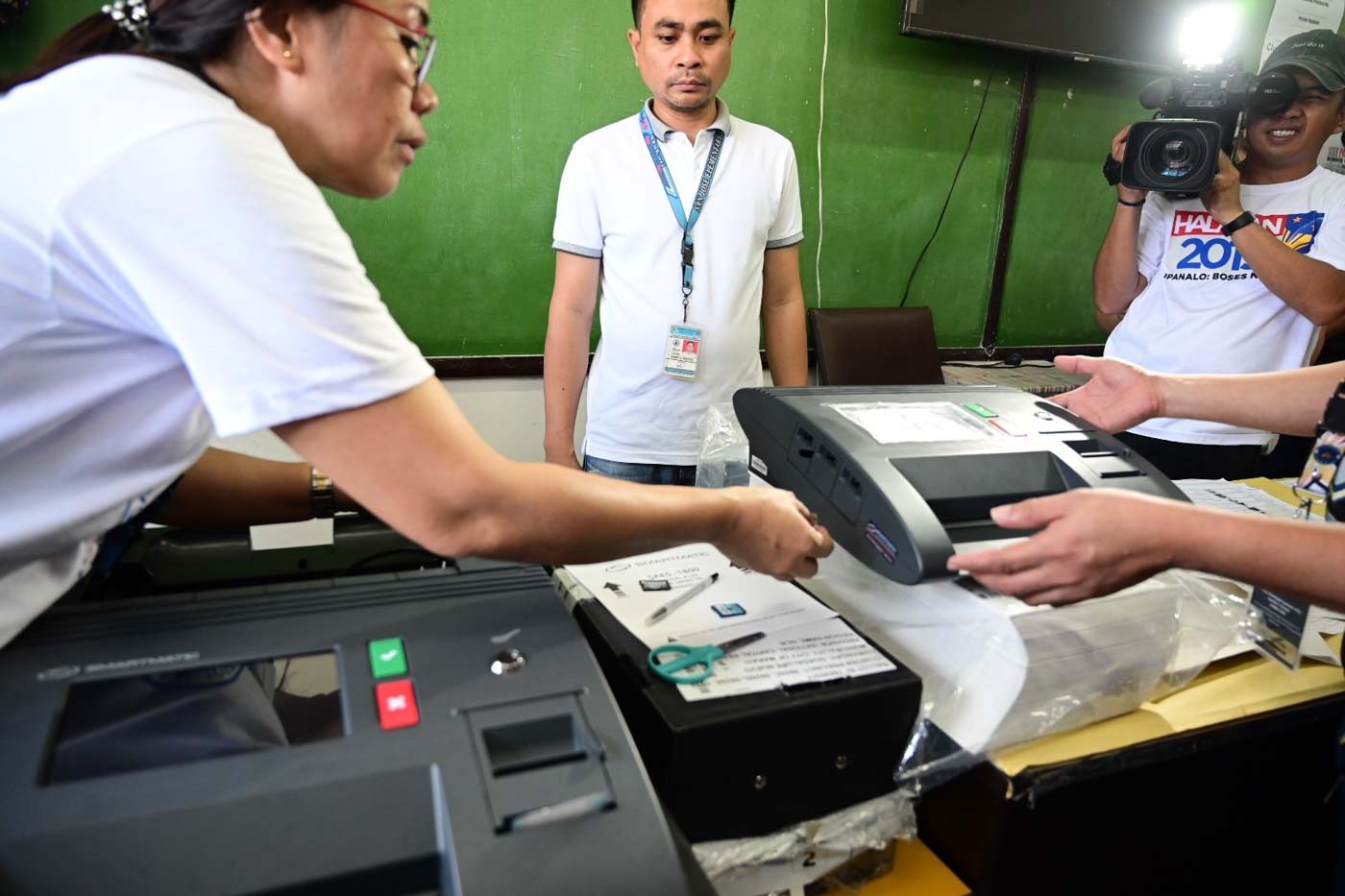 REPLACEMENT. Election canvassers replace a defective VCM in Makati City. Photo by Alecs Ongcal/Rappler   