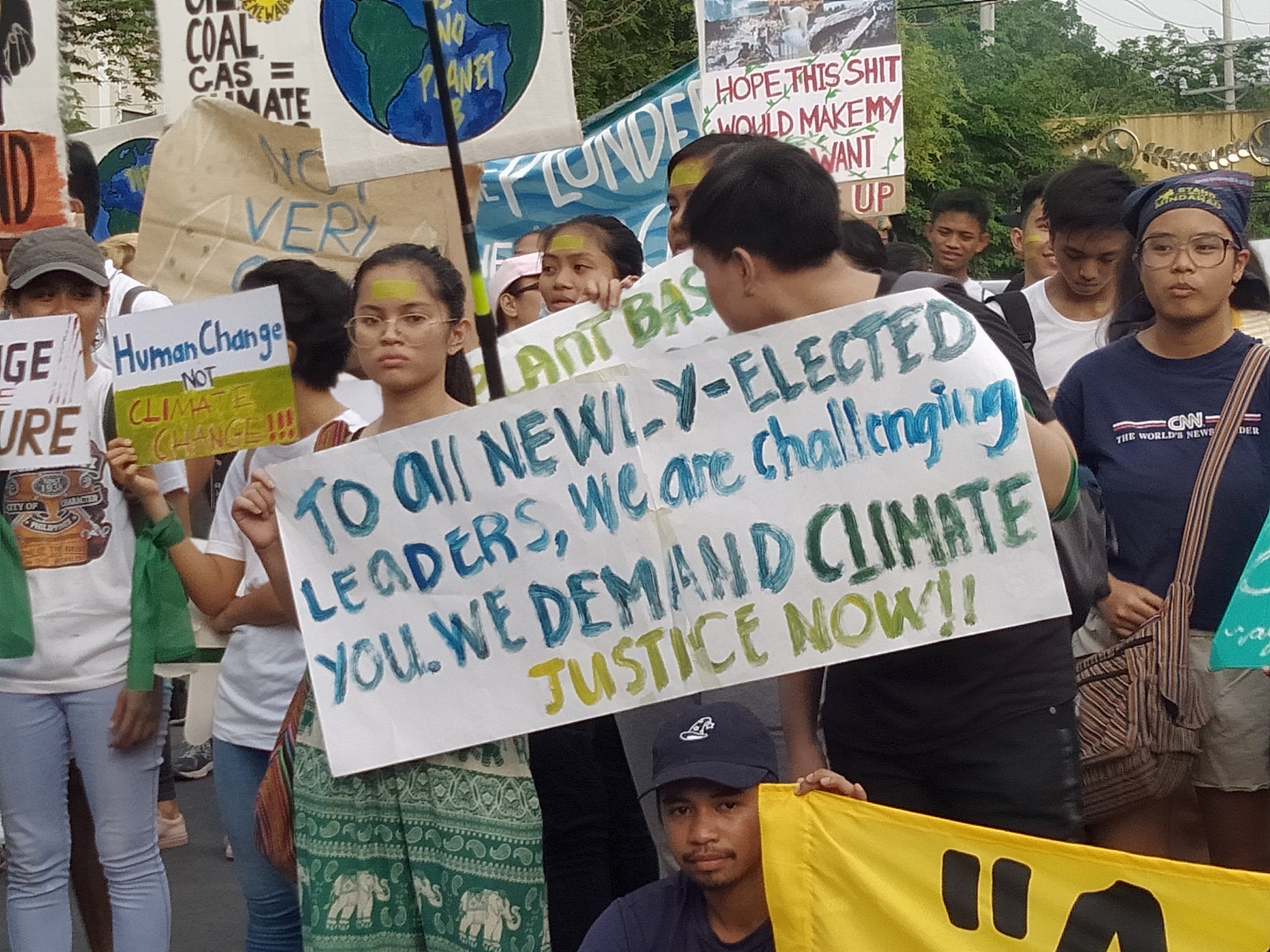 CHALLENGE TO POLITICIANS. Youth climate advocates urge newly elected leaders to push for an environmental agenda. Photo by Cherline Trajano/Rappler    
