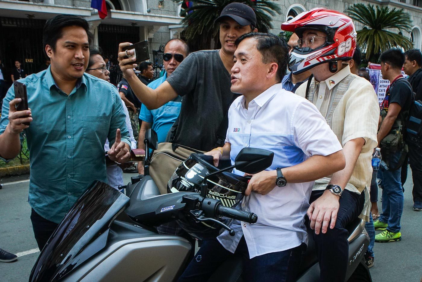 'RIDING IN TANDEM.' Bong Go with Alan Peter Cayetano outside the Comelec office in Manila on October 17, 2018. Photo by Jire Carreon/Rappler  
