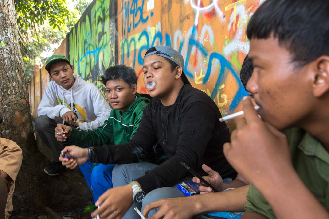 STUDENTS. Students hang out after school while smoking cigarettes in Bogor, West Java. Photo courtesy of Gembong Nusantar/TBIJ 
