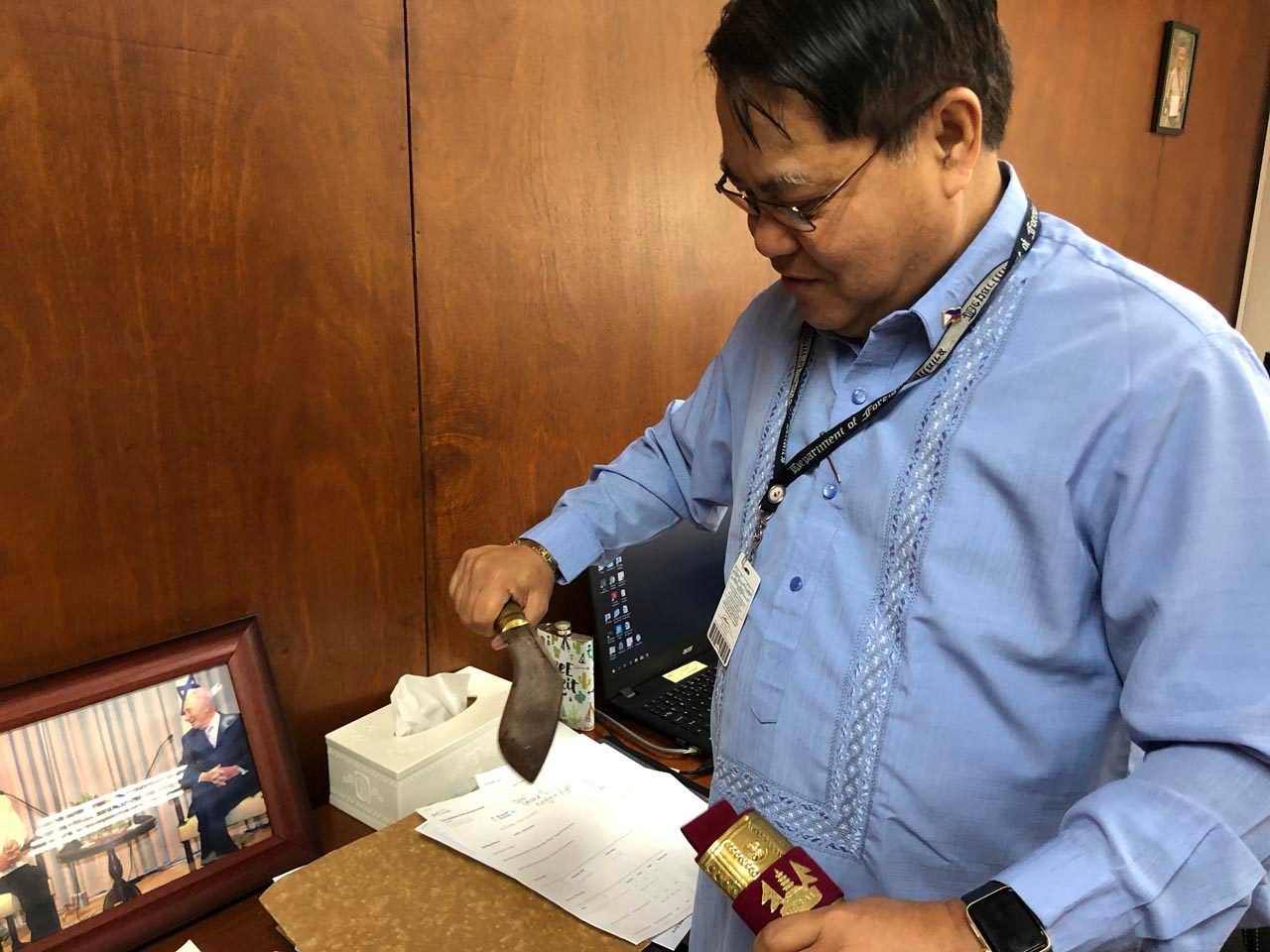 SOUVENIR. Calonge shows off a gift given to him by a Nepalese general. Photo by Sofia Tomacruz/Rappler   