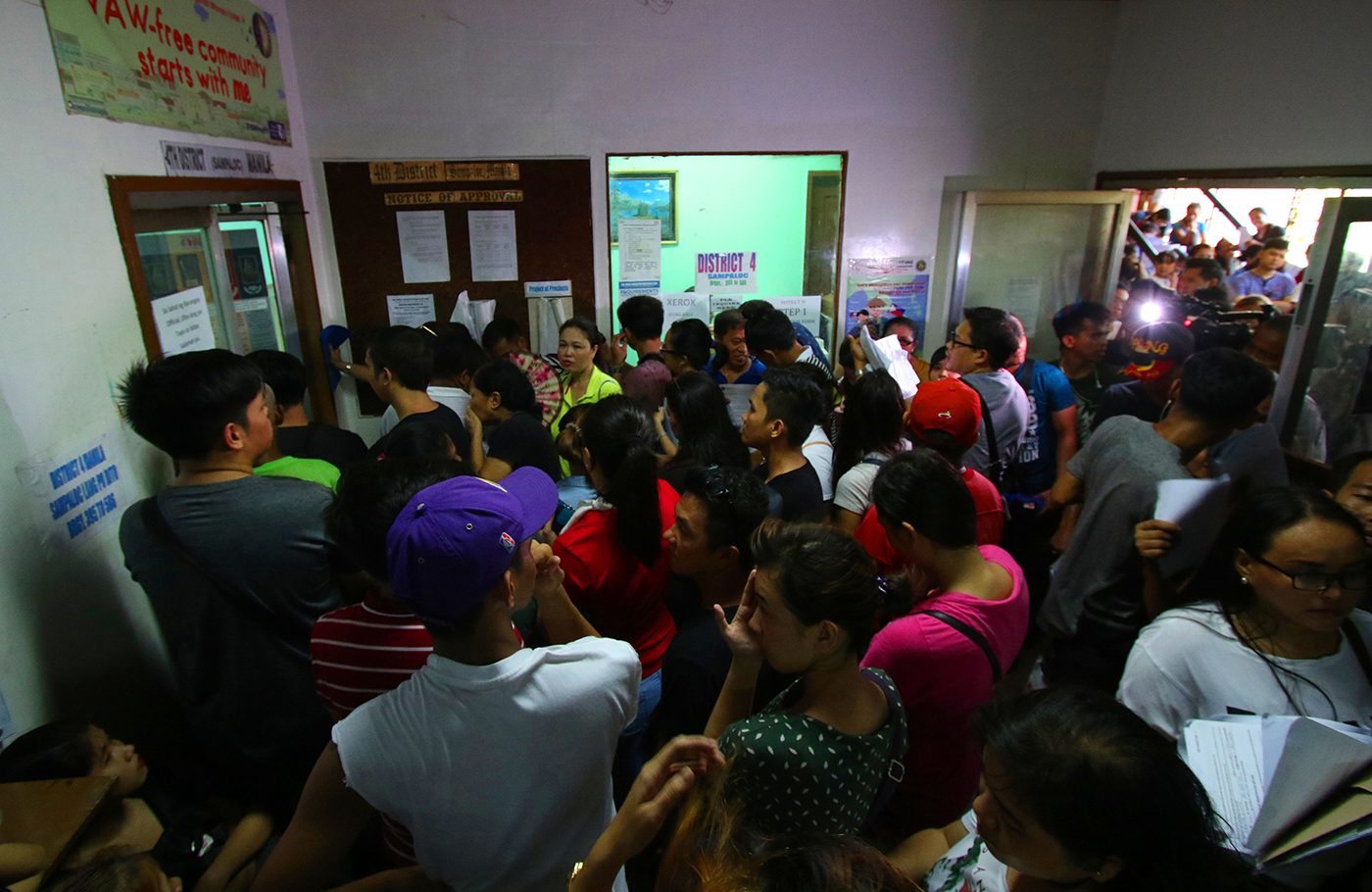 CLOSER. Applicants finally inside the Comelec office in Arroceros, Manila, after hours of being lined up outside. Photo by Inoue Jaena/Rappler 