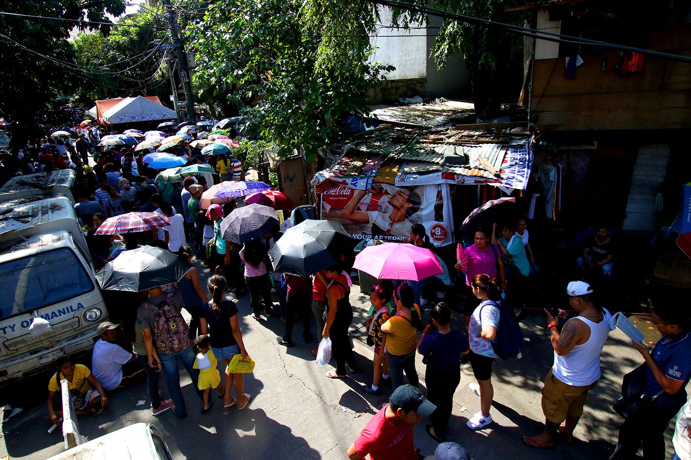 QUEUE. People waiting in a long queue an   hour before Comelec offices close at 5pm on the last day of voters registration in Arroceros, Manila. Photo by Inoue Jaena/Rappler 