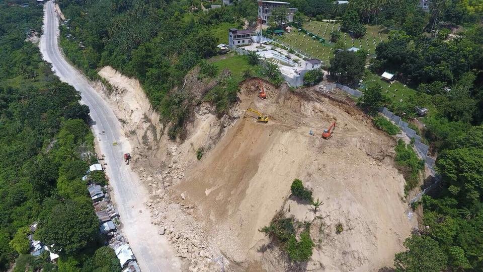 LANDSLIDE. The Department of Public Works and Highways XI conducts clearing operations at a section of the Carlos P. Garcia Highway in Davao City which has been affected by a landslide since October 6, 2017. Photo courtesy of the Davao City Information Office 