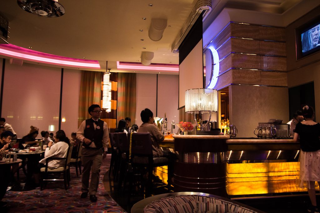 NIGHTCAP. Adults can unwind after a day of fun at the Hollywood Hotel's bar. Photo by Gio Ramon/Rappler 