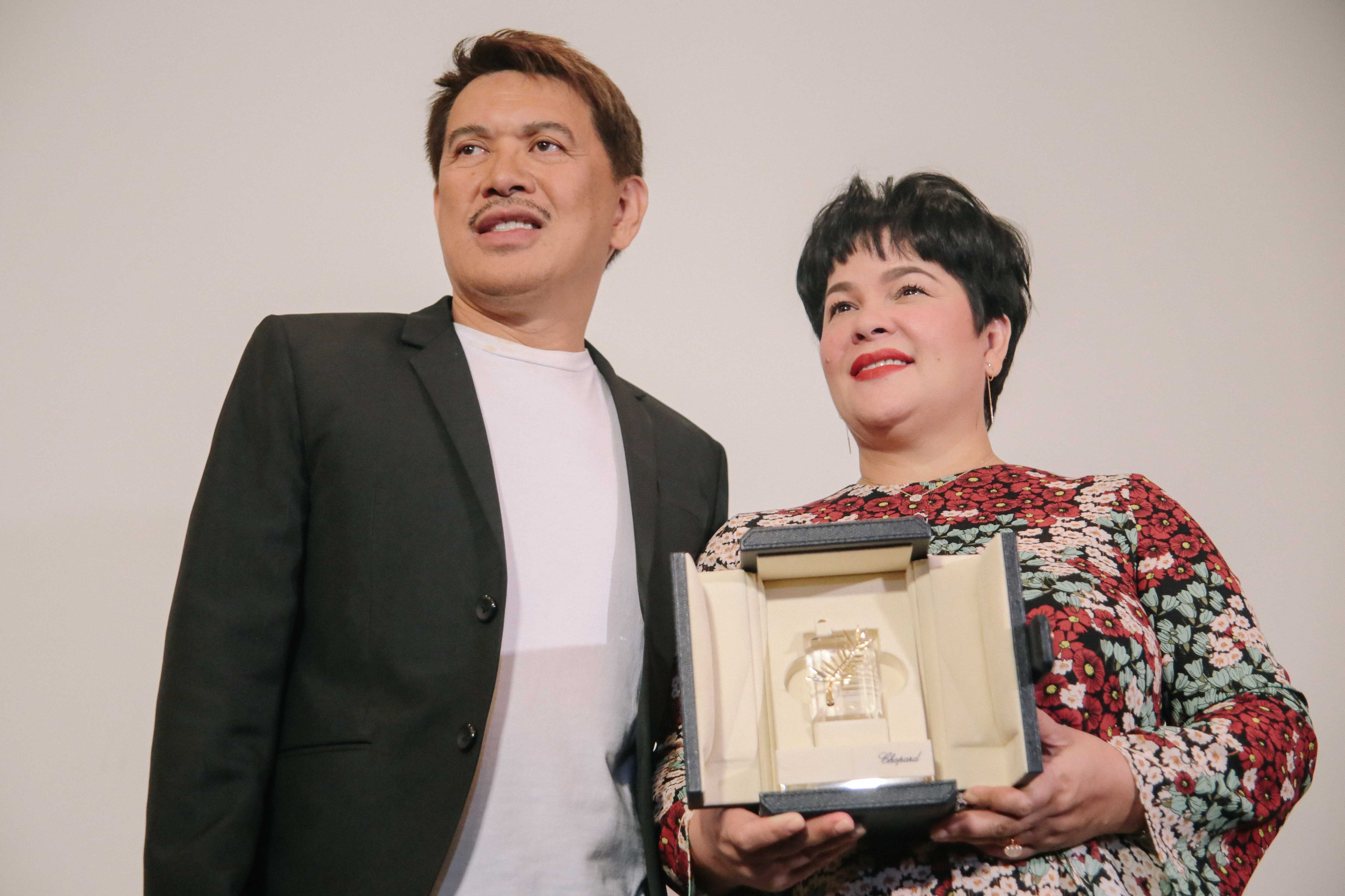 Director Brillante Mendoza and actress Jaclyn Jose with her Best Actress award from Cannes. Photo by Paolo Abad/Rappler 