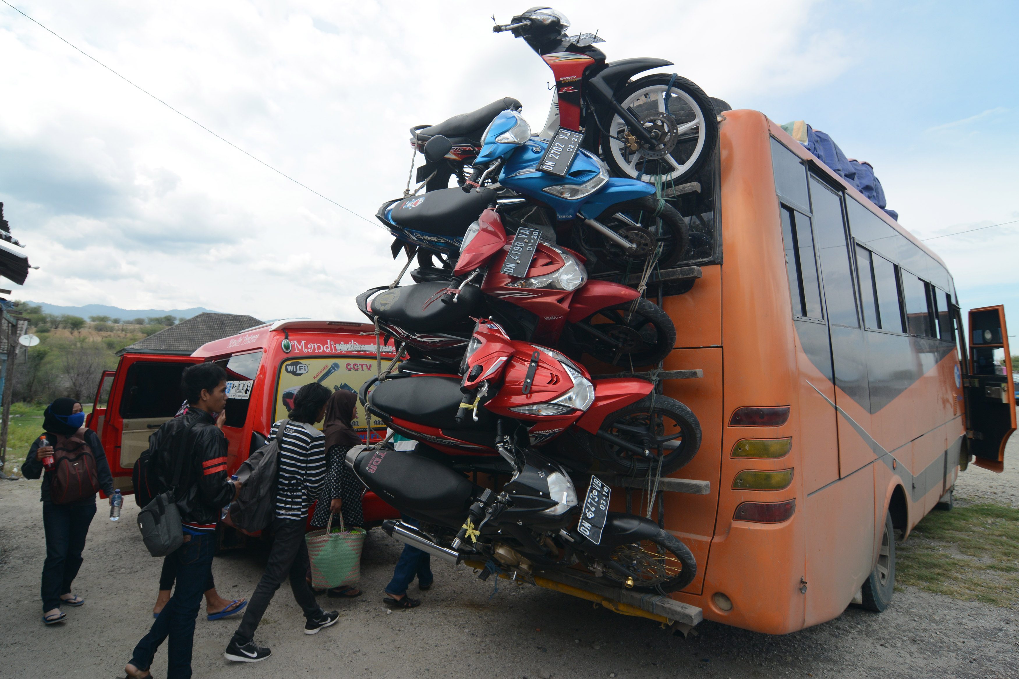ILUSTRASI MUDIK. Kebiasaan mengangkut penumpang bersama barang termasuk sepeda motor dalam satu bus lazim dikerjakan di Terminal Mamboro Palu, Sulawesi Tengah, meskipun sangat berisiko. Foto oleh Basri Marzuki/Antara 
