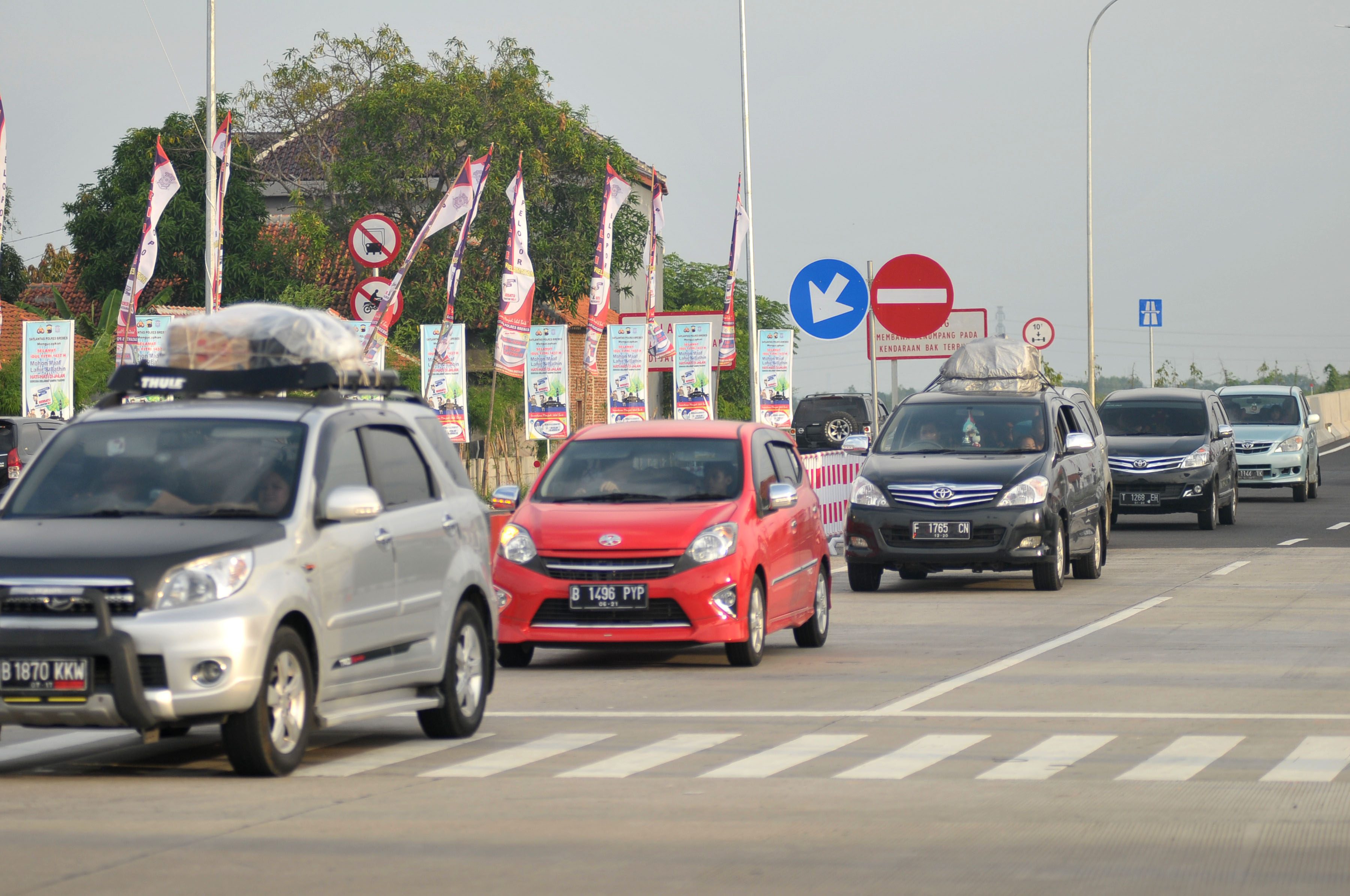 Kendaraan melintas di pintu keluar Tol Pejagan-Brebes Timur, Jawa Tengah, pada 29 Juni 2016. Pada H-7 kendaraan arus mudik yang melintas di Tol Pejagan-Brebes Timur dan Jalur Pantura mulai meningkat. Foto oleh Oky Lukmansyah/Antara 