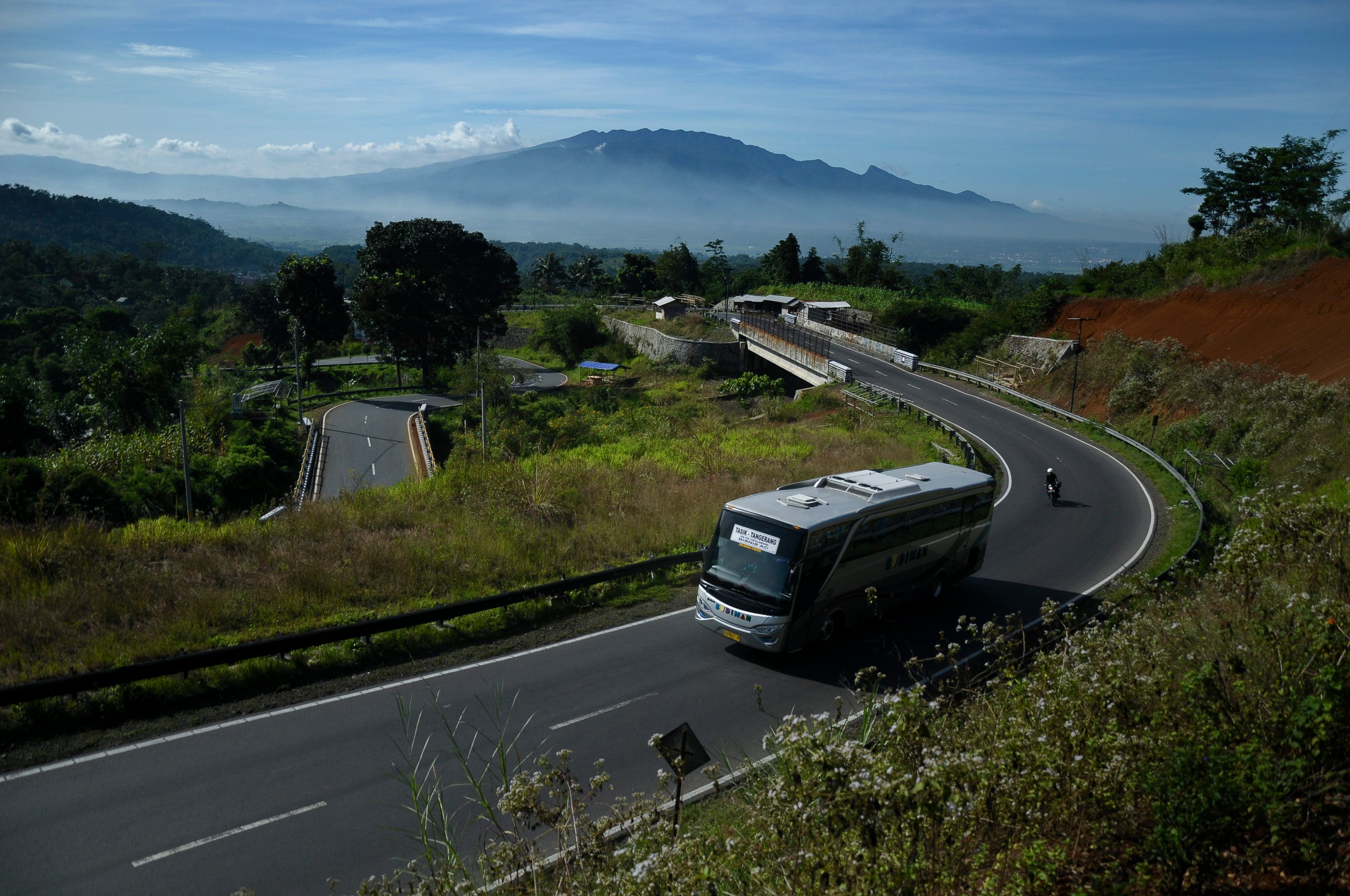 Kondisi jalur lintas selatan untuk pemudik khususnya di Jawa Barat tetap diwaspadai karena memiliki beberapa titik rawan longsor. Foto oleh Novrian Arbi/Antara 