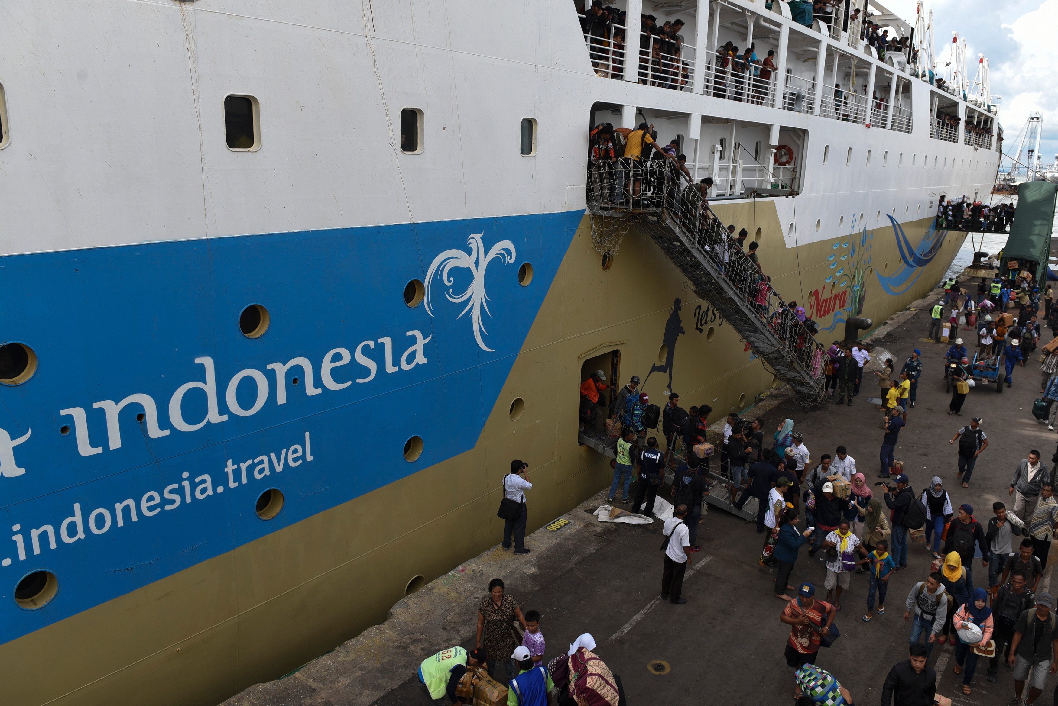 Sejumlah penumpang menuruni kapal Pelni Gunung Dempo ketika berlabuh di Gapura Surya Nusantara Pelabuhan Tanjung Perak, Surabaya, Jawa Timur, pada 29 Juni 2016. Foto oleh Zabur Karuru/Antara 
