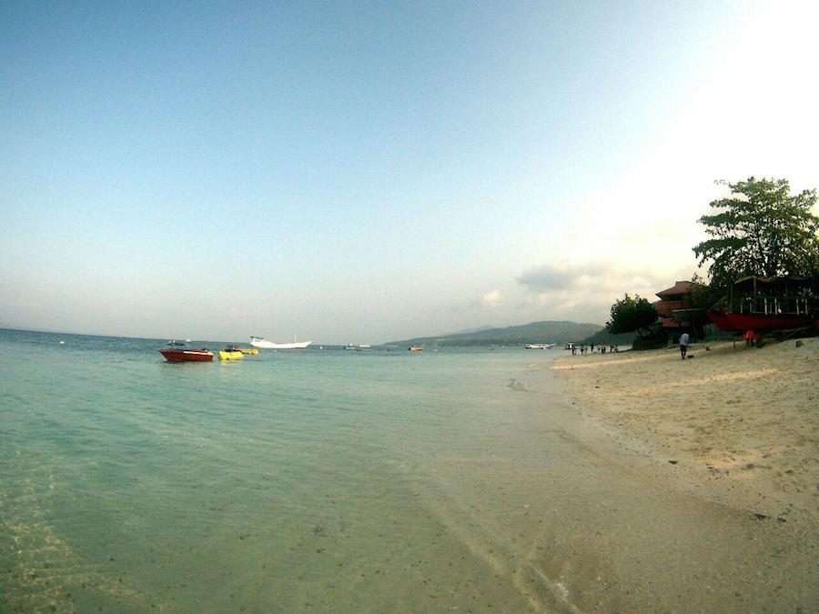 TELUK. Kondisi geografis Palu dan Donggala yang terletak di sebuah teluk, berarti pantai di sepanjang kota. Airnya jernih dan berpasir putih. 