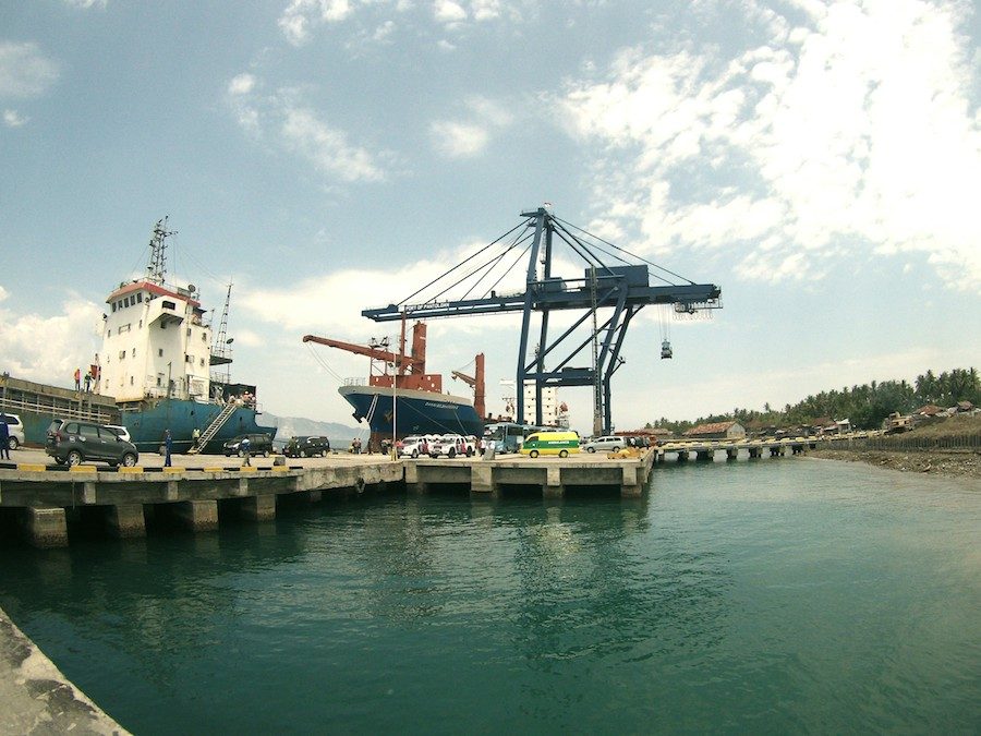 PANTOLOAN Pelabuhan Pantoloan, yang menjadi pelabuhan sekaligus terminal peti kemas. Pelabuhan ini menjadi salah satu pintu masuk barang-barang impor maupun lokal ke Indonesia Timur. 