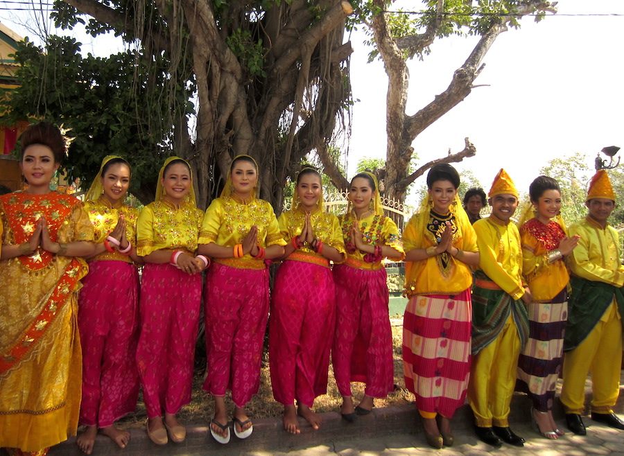 CERAH. Pamuda dan pemudi setempat mengenakan pakaian adat upacara pernikahan suku Kaili.  