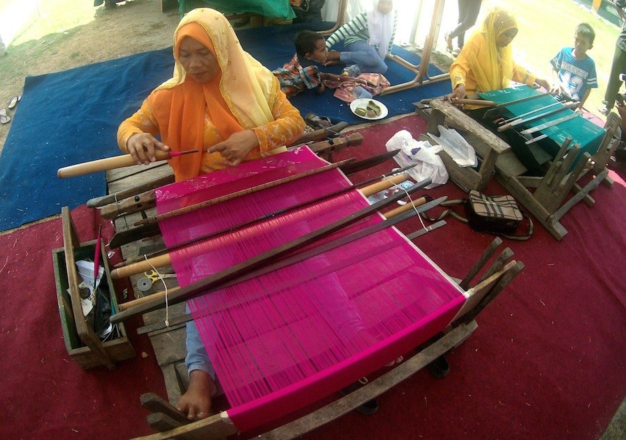 MENENUN. Tenunan dengan motif khas suku Kaili yang tersebar di Sulawesi Tengah. Selembar kain tenun bisa dihargai jutaan rupiah, paling murah Rp 250.000. 