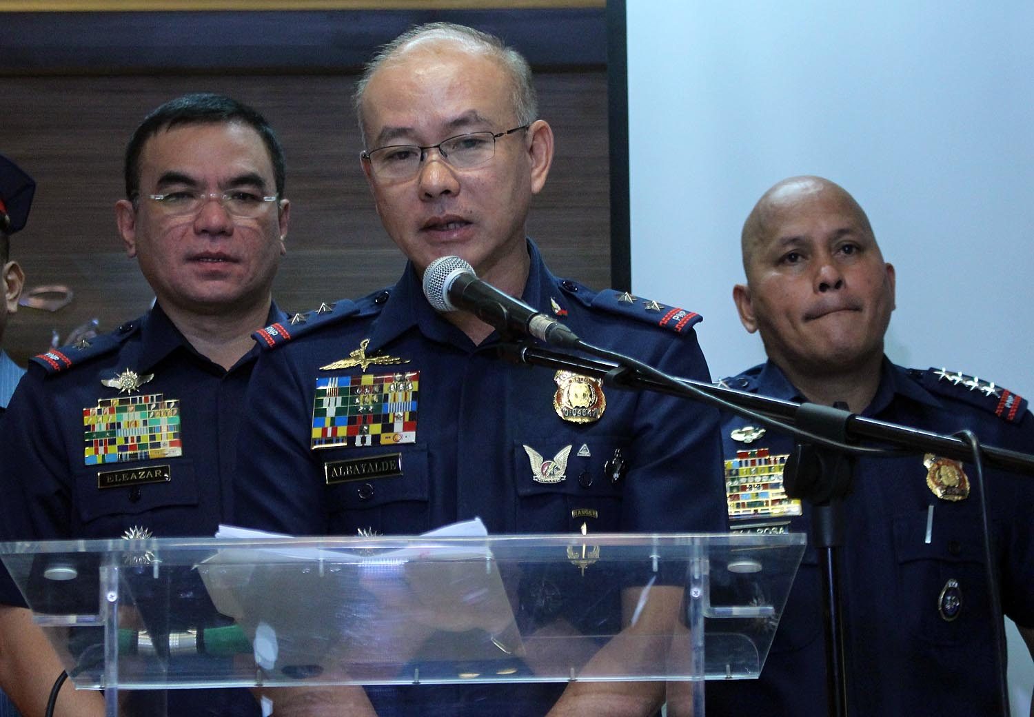 STRONG TIES. Former PNP chief Ronald dela Rosa (right), former NCRPO Director Oscar Albayalde (center) and former QCPD Director Guillermo Eleazar (left) during a press conference at Camp Crame. File photo by Darren Langit/Rappler 