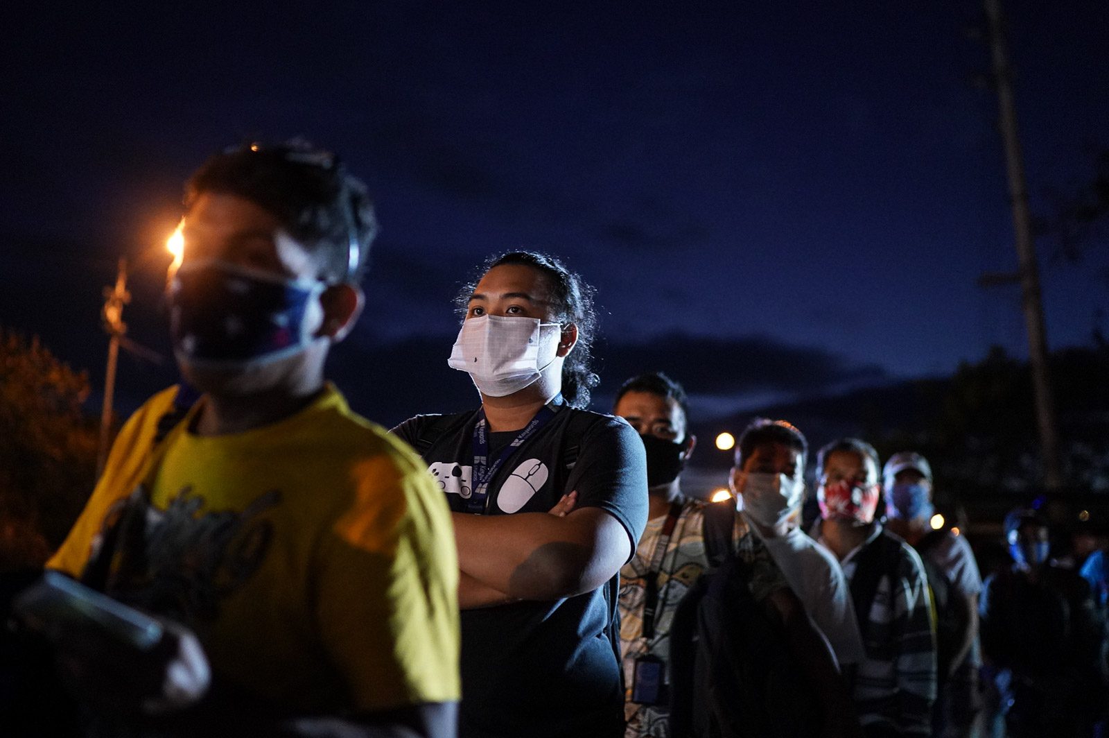 QUARANTINE. Policemen patrolling the community quarantine control point at the Susana Heights-SLEX exit check body temperature and identification cards of commuters on March 16, 2020. Photo by Martin San Diego/Rappler 
