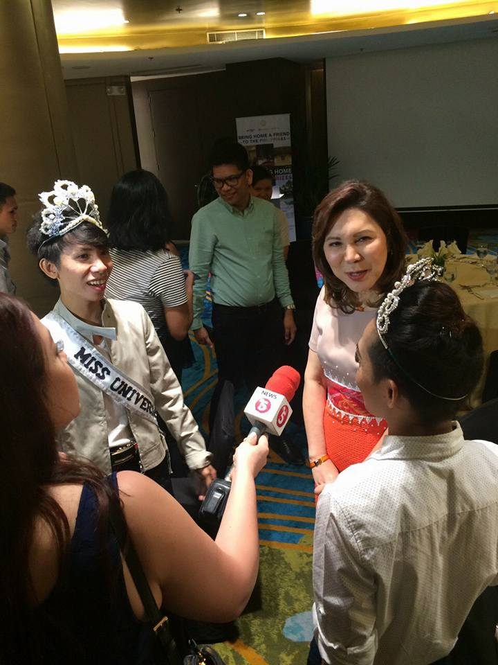 MISS U FANS. Tourism Secretary Wanda Teo interact with some Miss Universe fans. Photo from Department of Tourism
    
