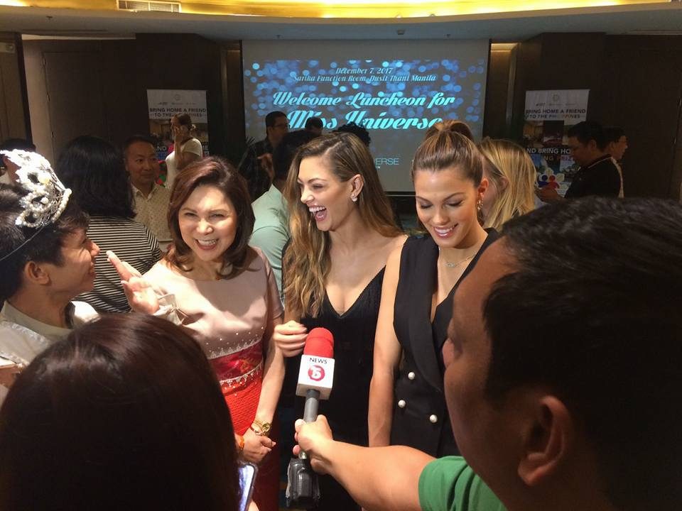 FAN MEET. Tourism Secretary Wanda Teo, Miss Universe 2017 Demi-Leigh Nel-Peters, and Miss Universe 2016 Iris Mittenaere talk with Miss Universe fans. Photo from Department of Tourism     