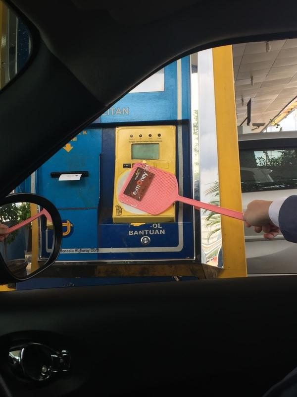 Seorang pengemudi kendaraan menggunakan alat pemukul nyamuk sebagai 'tongtol' untuk menempelkan kartu ke mesin pembayaran tol. Foto dari bukalapak.com 