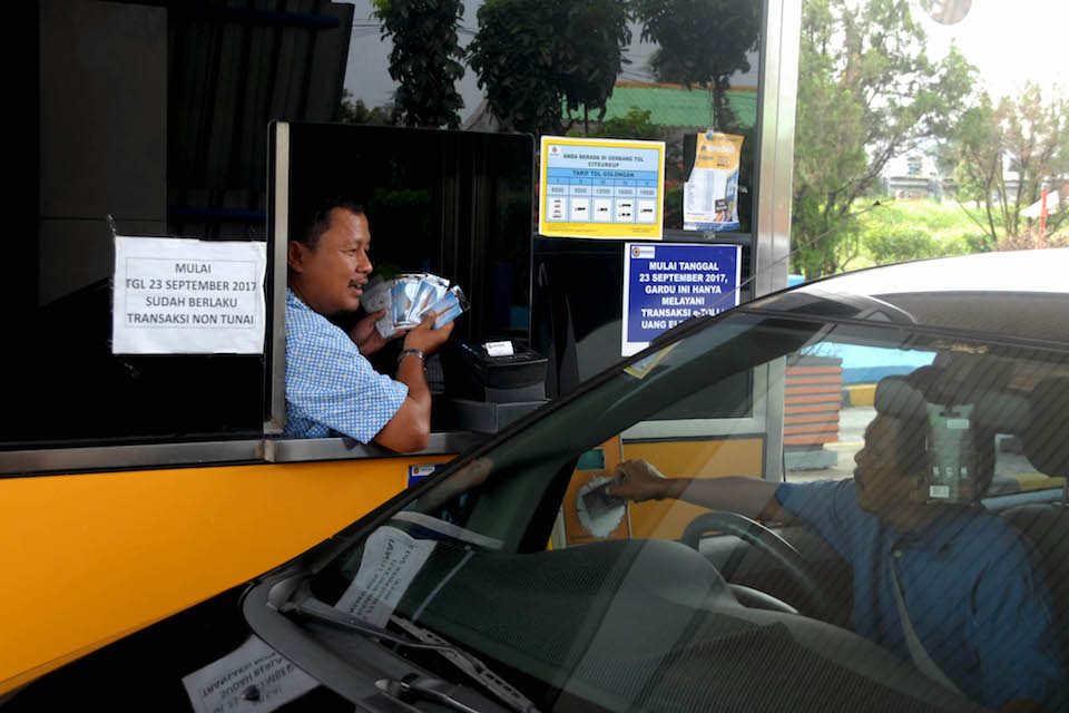 Petugas menawarkan e-money di gerbang pintu tol Jagorawi Citeureup, Kabupaten Bogor, Jawa Barat. Foto oleh Yulius Satria Wijaya/Antara
 