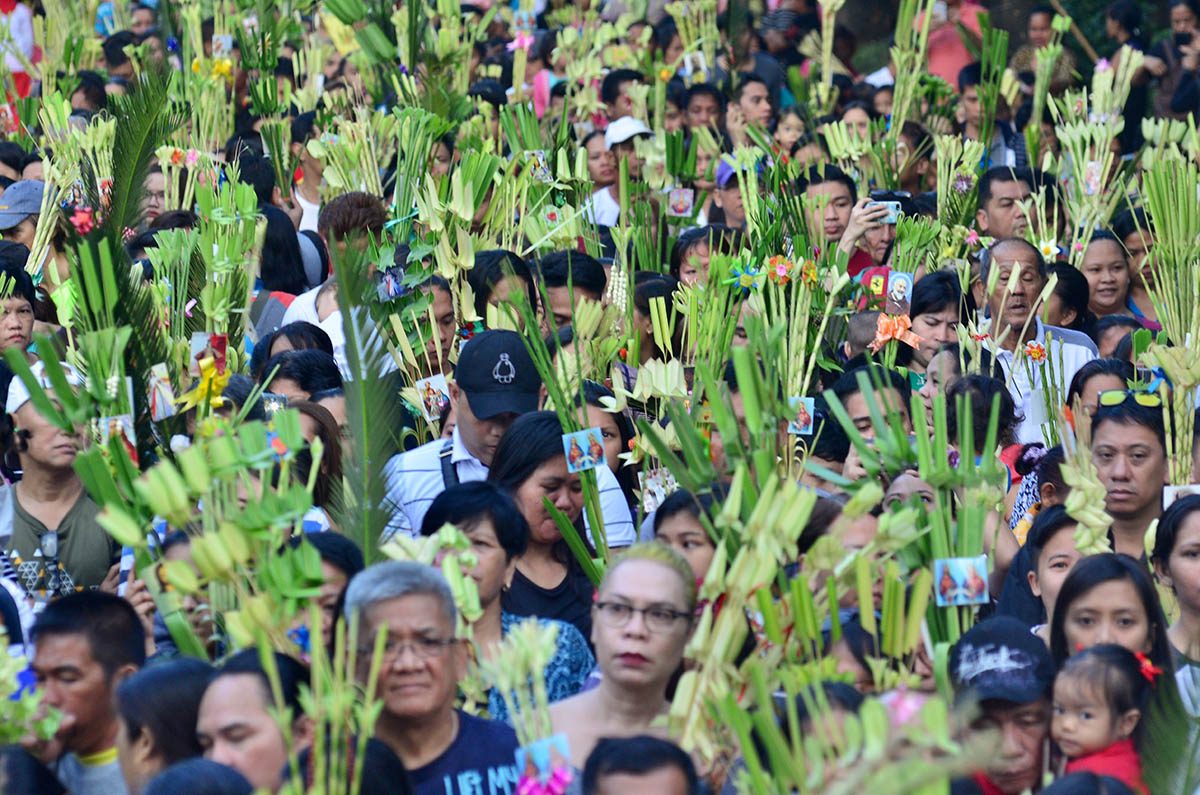 BACLARAN CHURCH. Thousands of Catholics join the Palm Sunday observance in Baclaran Church on March 25,2018. Photo by Angie de Silva/Rappler 