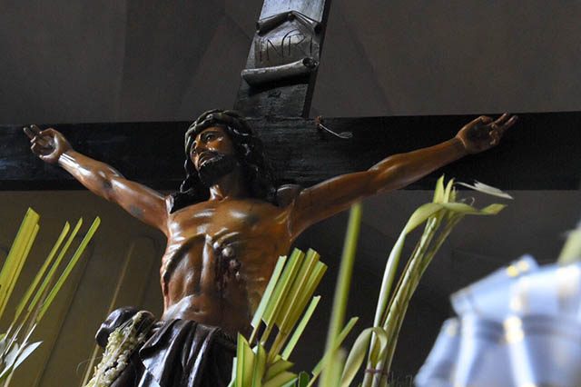 JESUS' SACRIFICE. A crucifix is displayed during the Palm Sunday rites in Baclaran Church on March 25, 2018. Photo by Angie de Silva/Rappler 