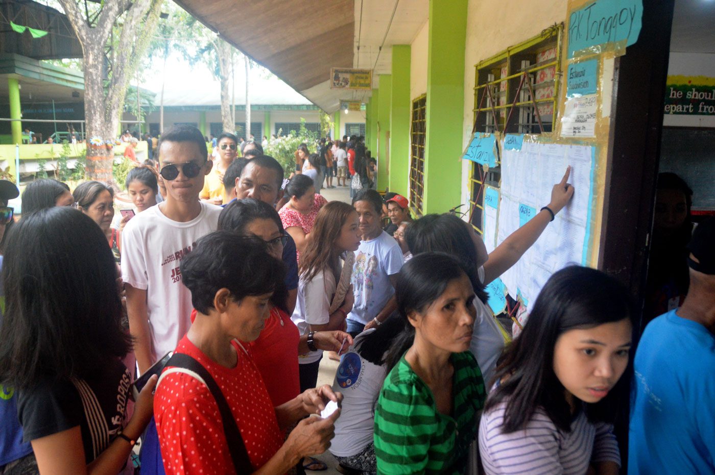 RESIDENTS of Barangay Mandalagan, Bacolod City, cast their votes at Mandalagan Elementary School. Photo by Marchel P. Espina/Rappler 