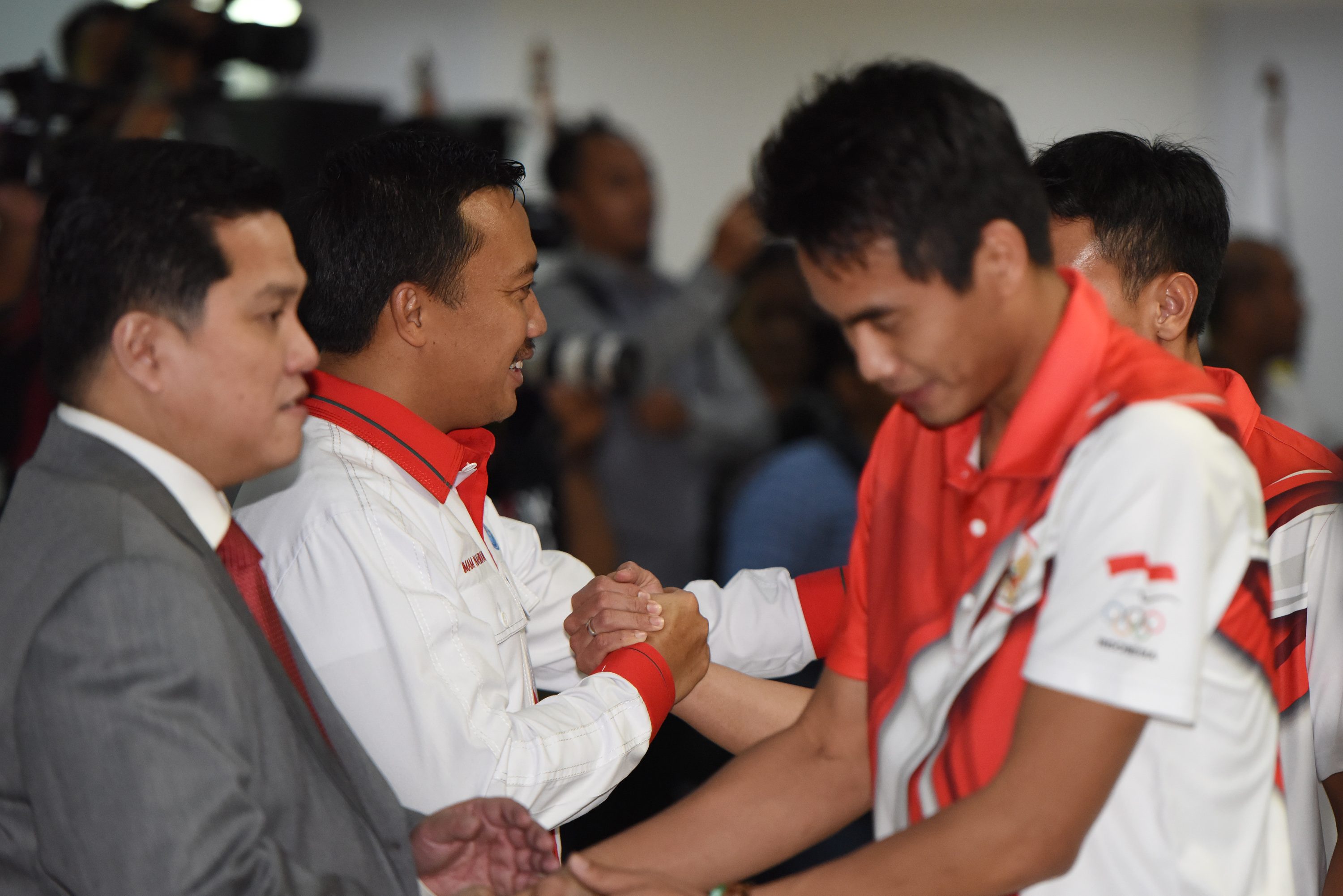 Menpora Imam Nahrawi (kedua kiri) bersama Ketua KOI Erick Thohir berjabat tangan dengan sejumlah atlet ketika pengukuhan dan pelepasan kontingen Olimpiade di Kantor Kemenpora, Jakarta, pada 22 Juni 2016. Foto oleh Wahyu Putro A/Antara 