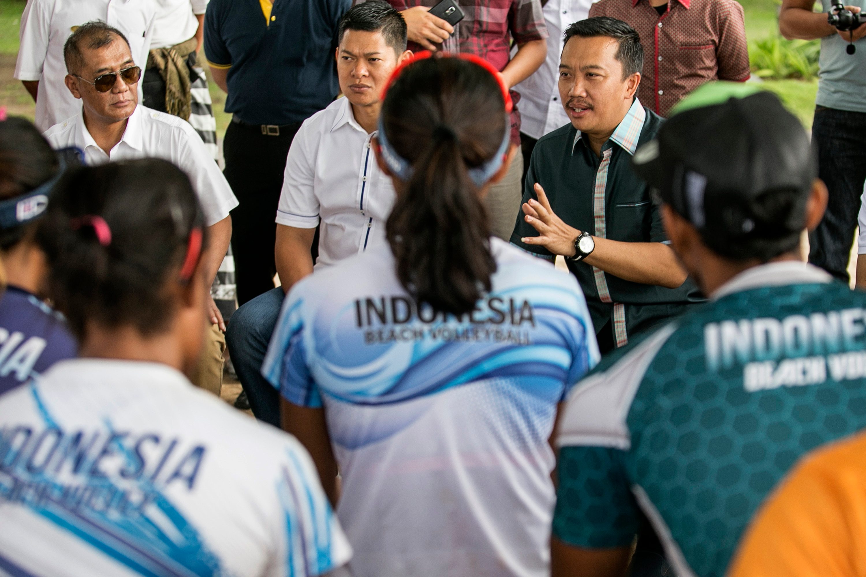 Menteri Pemuda dan Olahraga, Imam Nahrawi (kanan) bersama Chief de Mission Indonesia untuk Olimpiade Rio, Raja Sapta Oktohari (tengah) memberikan motivasi kepada sejumlah atlet. Foto oleh Panji Anggoro/Antara 