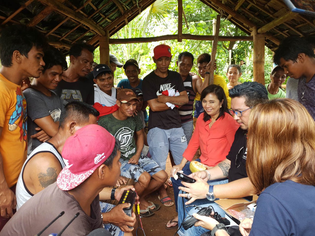 Robredo donates more cash, GPS equipment to Gem-Ver fishermen