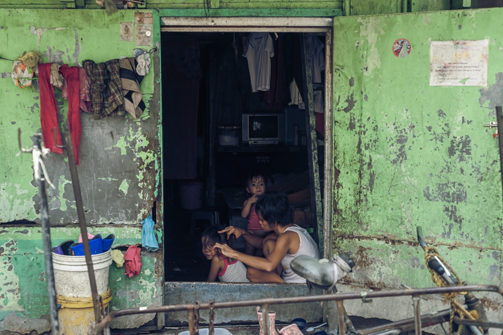 AROMA. A family spends time inside their house in Aroma in Tondo, Manila. File photo by Alecs Ongcal/Rappler  