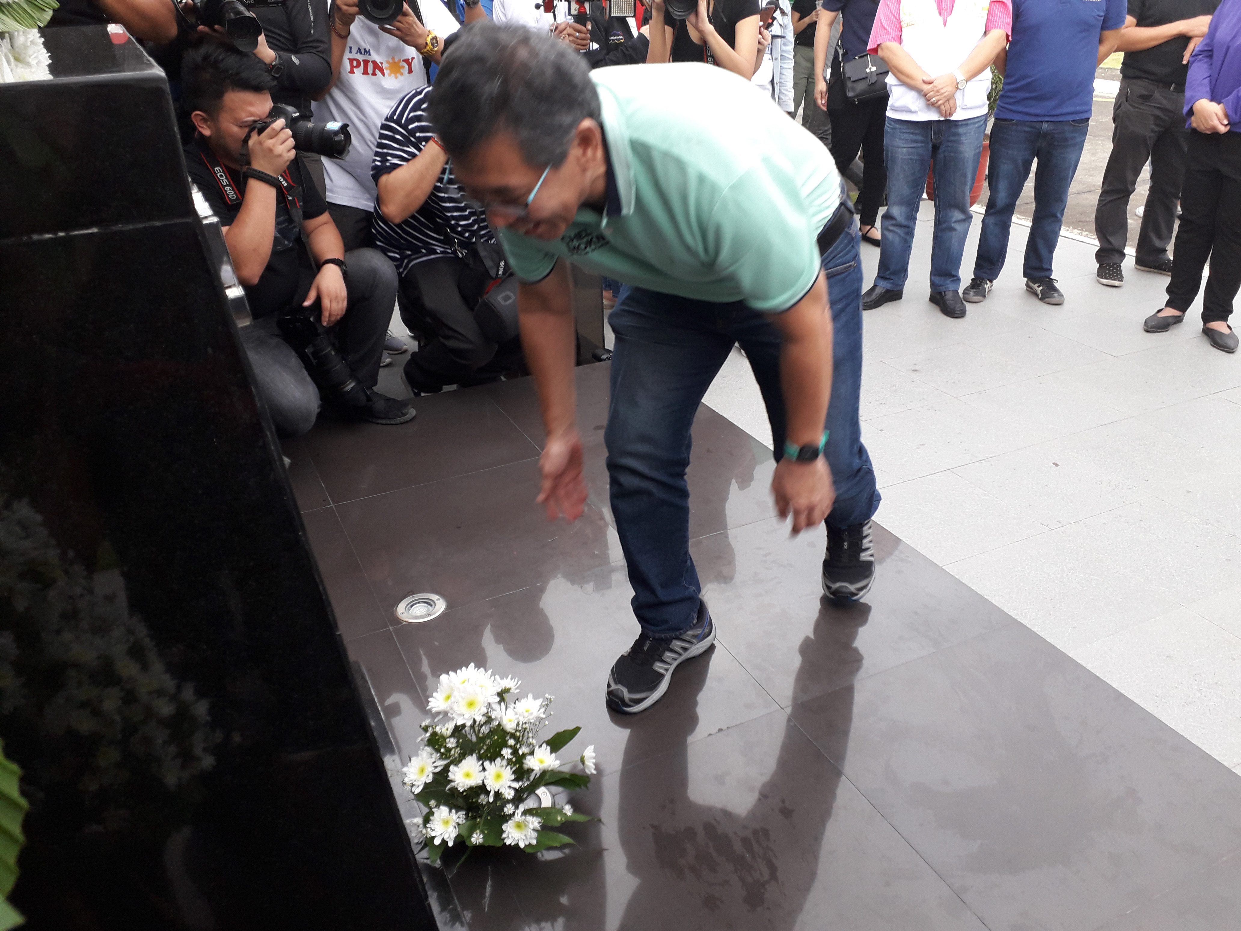 OFFERING. Human rights lawyer Chel Diokno offers flowers for the late Jesse Robredo. Photo by Mara Cepeda/Rappler 