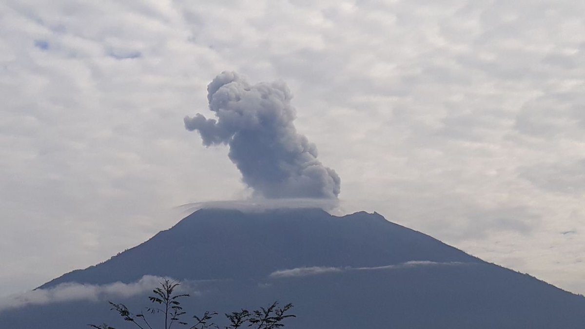 Gunung Agung kembali erupsi, bandara di Bali dan Lombok tetap buka