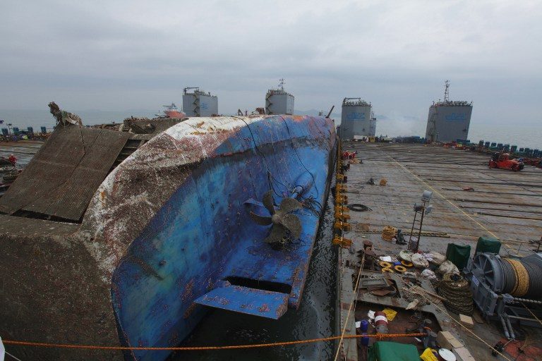 South Korea’s Sewol ferry lifted onto salvage ship