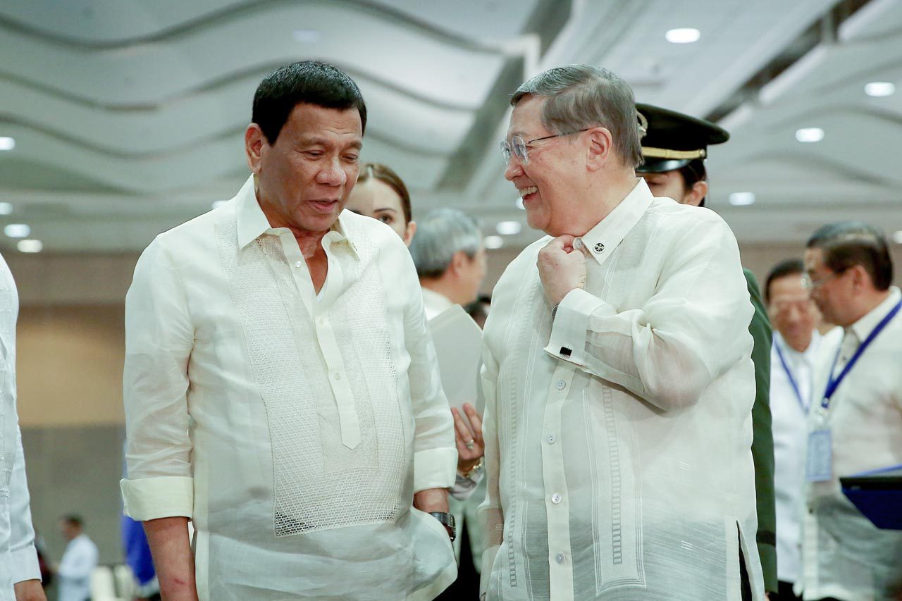 LONGTIME FRIEND. President Rodrigo Duterte shares a light moment with Finance Secretary Carlos Dominguez III on the sidelines of the 32nd Biennial Convention of the Federation of Filipino-Chinese Chambers of Commerce and Industry, Inc. Malacañang photo 