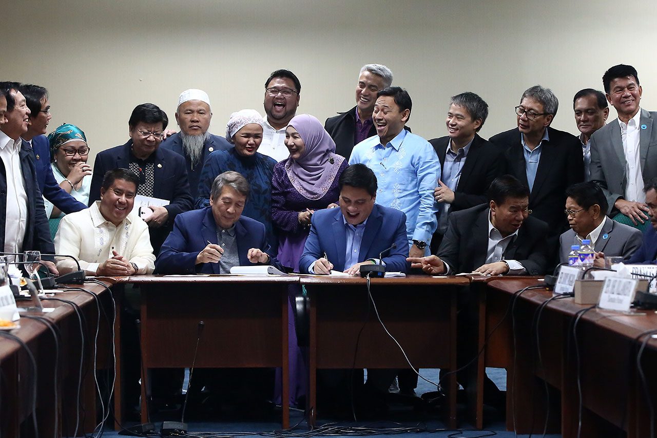 CEREMONIAL SIGNING. House Majority Leader Rodolfo Fariñas and Senate Majority Leader Juan Miguel Zubiri sign the proposed Bangsamoro Organic Law on July 18, 2018. Photo by Ben Nabong/Rappler 