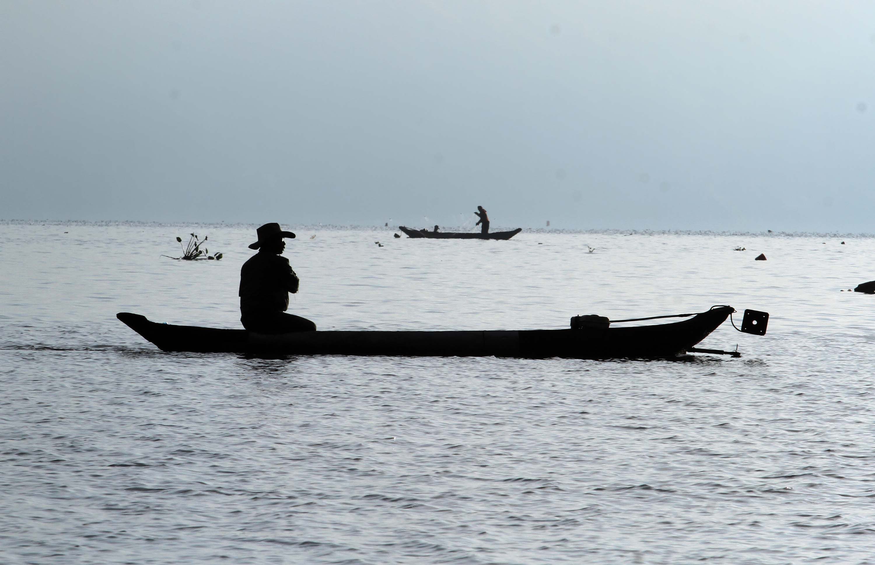 PERANGKAP. Nelayan tradisional Lut Tawar menangkap ikan dengan menggunakan perangkap di Danau Laut Tawar, Takengon, Aceh Tengah, Aceh, Minggu, 26 Maret. Foto oleh  Rahmad/ANTARA 