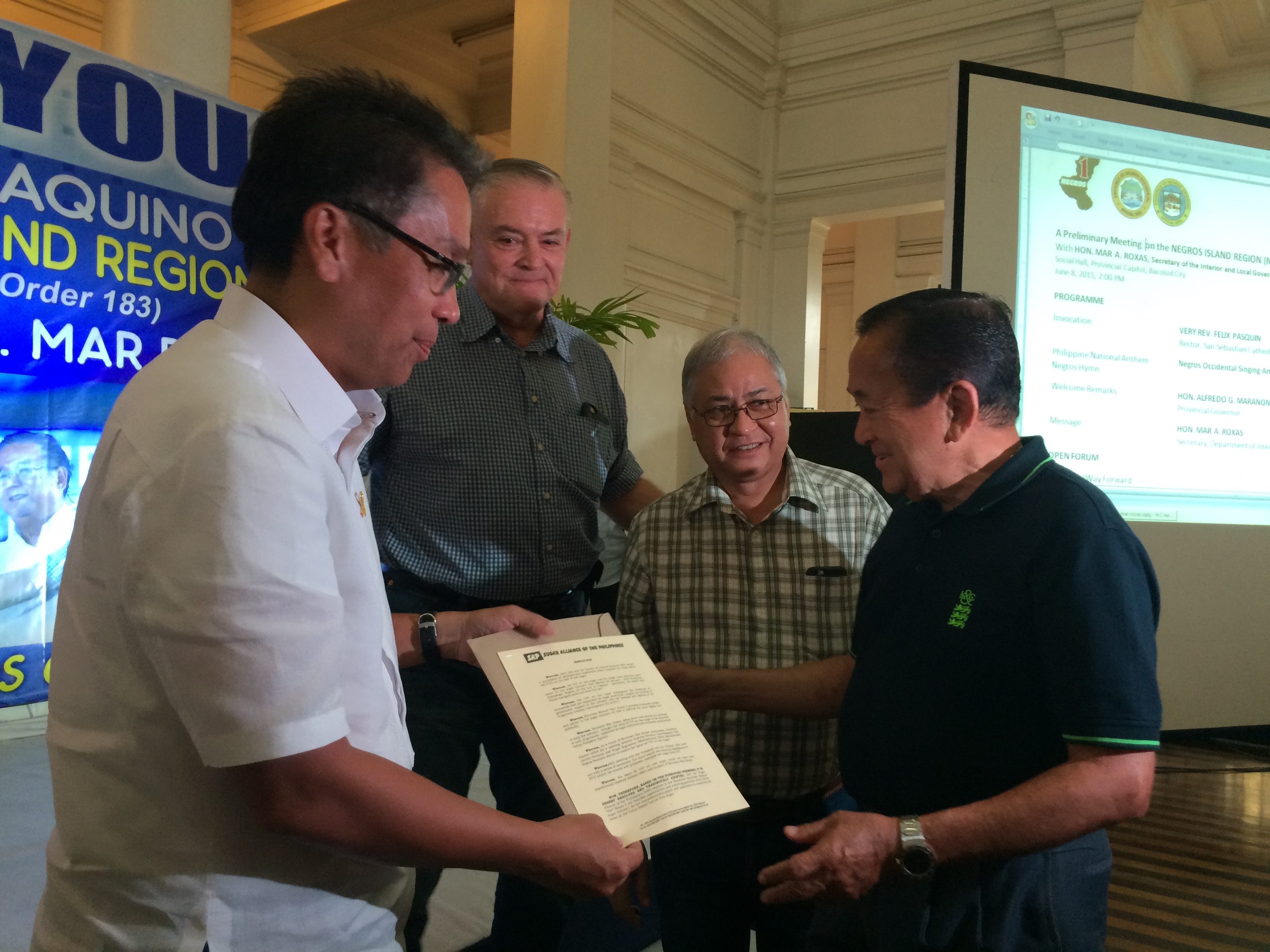 NEGROS' SON. Roxas receives a copy of a resolution penned by the UNIFED to thank him for his role in the reduction of EVAT on raw sugar. Rappler photo 
