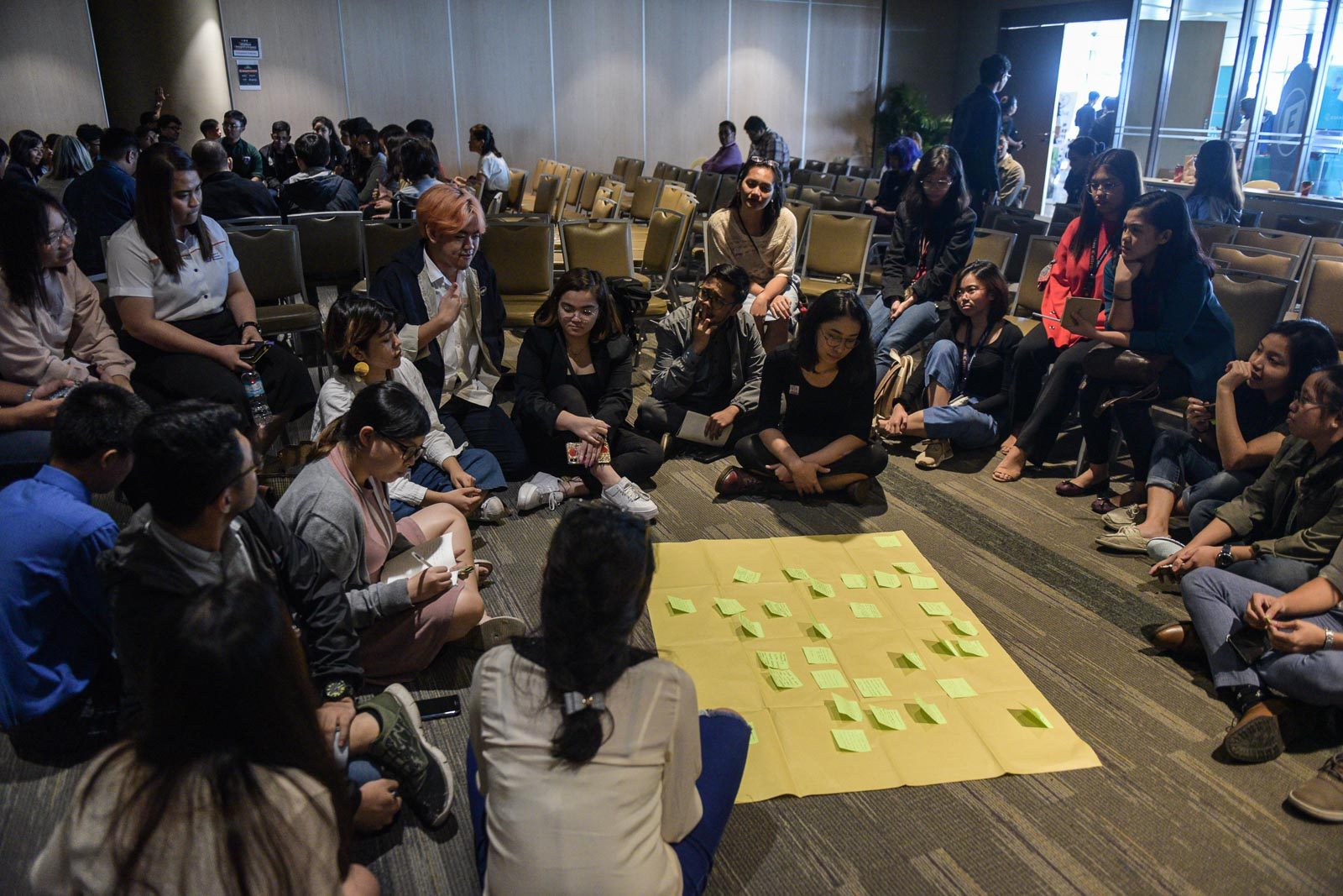 IDEATING. Participants of the transportation huddle at the Social Good Summit brainstorm ideas to help solve issues related to the transportation crisis on Saturday, September 21. Photo by LeAnne Jazul/Rappler  