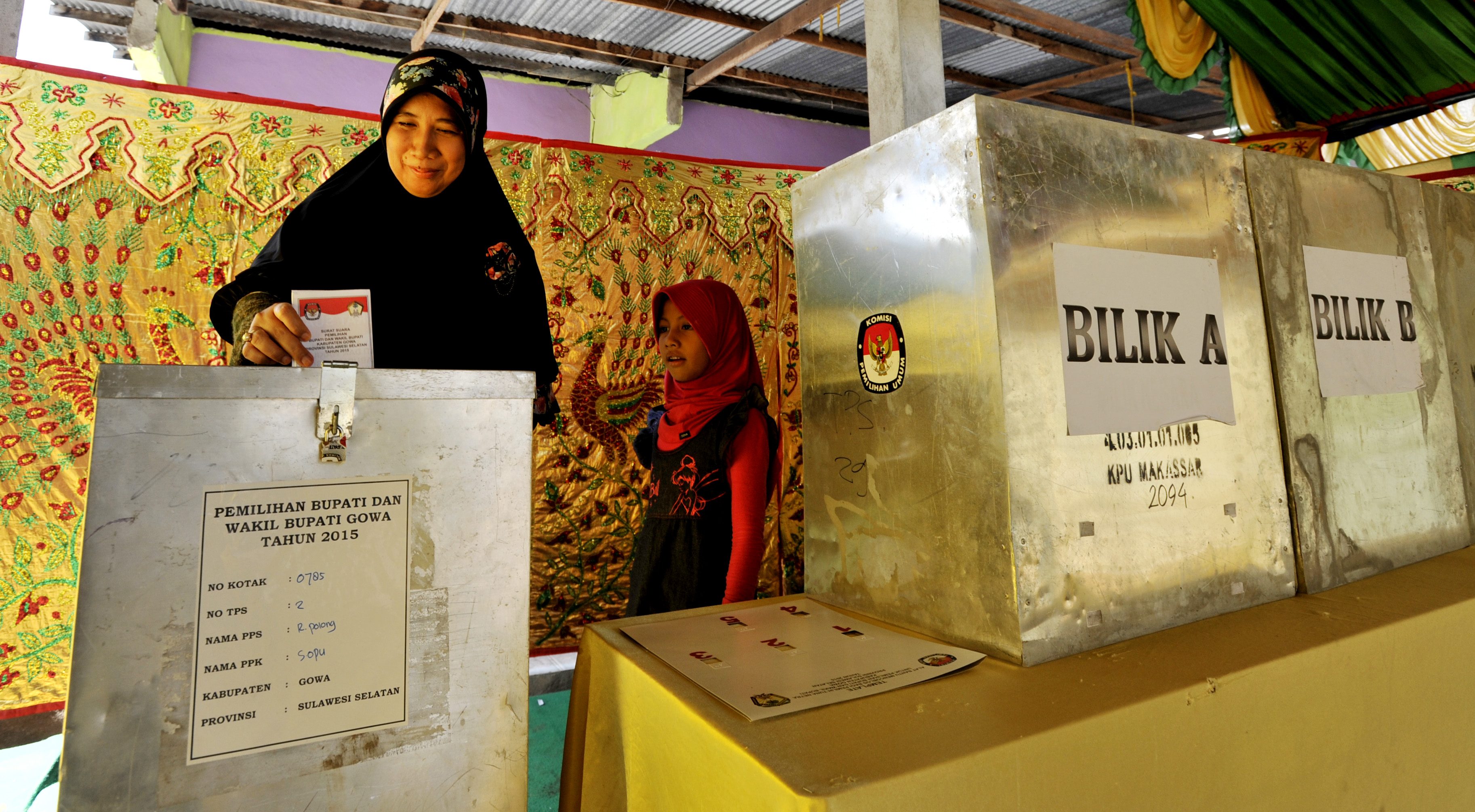 Warga memasukkan kertas suara saat gunakan hak pilih di Kabupaten Gowa, Sulawesi Selatan, 9 Desember 2015. Foto oleh Yusran Uccang/Antara 