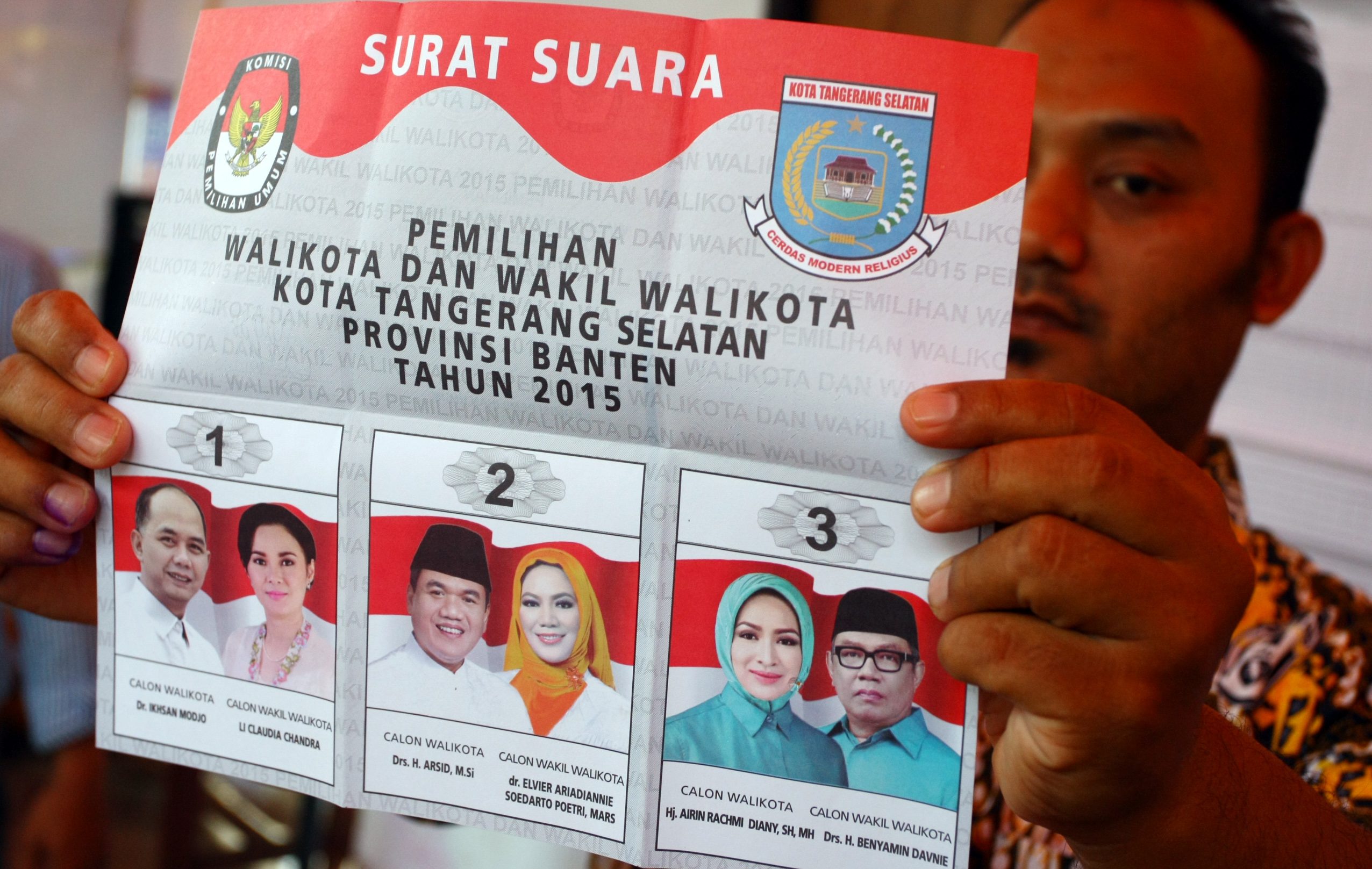 Petugas Panitia Pemungutan Suara (PPS) melakukan penghitungan suara Pilkada Tangerang Selatan di TPS 25 Serpong, Tangerang Selatan, Banten, 9 Desember 2015. Foto oleh Muhammad Iqbal/Antara 